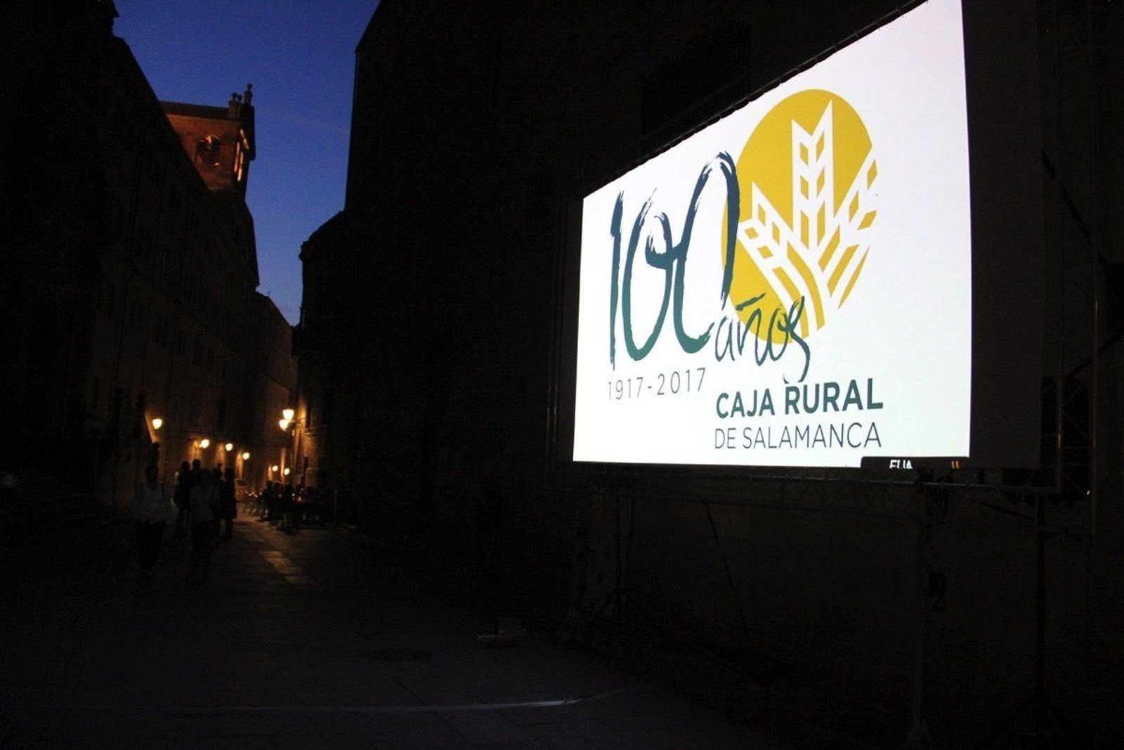 Caja Rural de Salamanca proyecta cine al aire libre en Ledesma