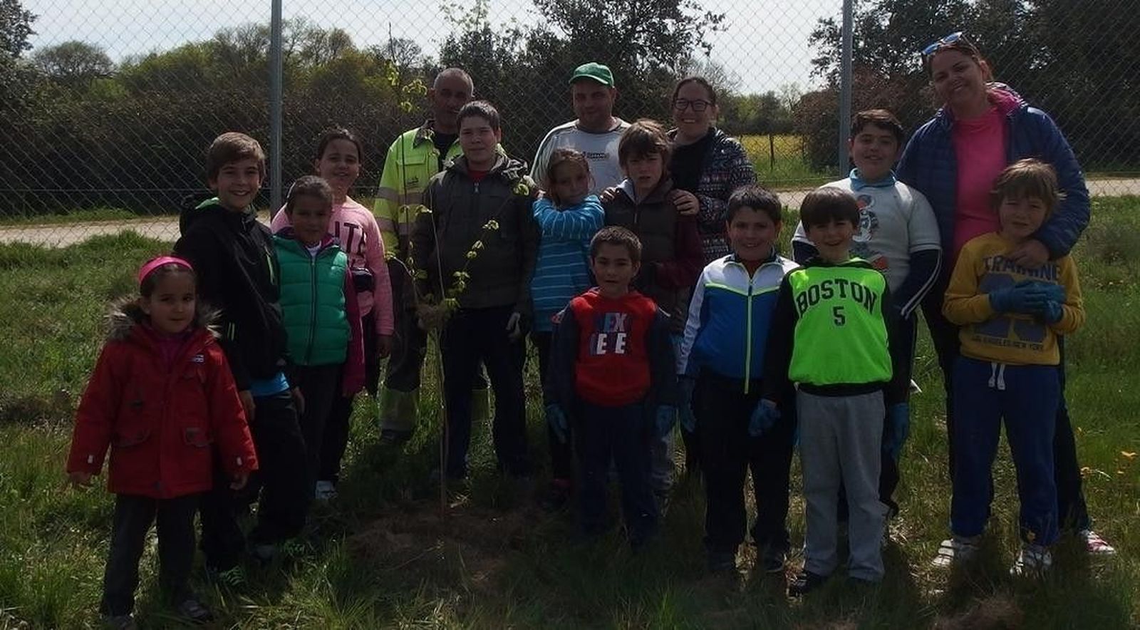Alumnos del colegio Bajo Tormes plantan olmos resistentes a la grafiosis