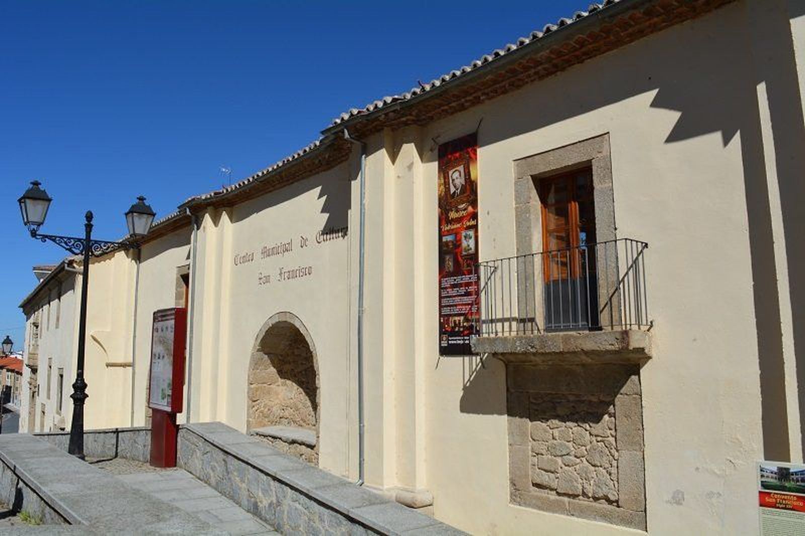 Entrega de las ayudas por valor de 18.000 euros para libros y material escolar