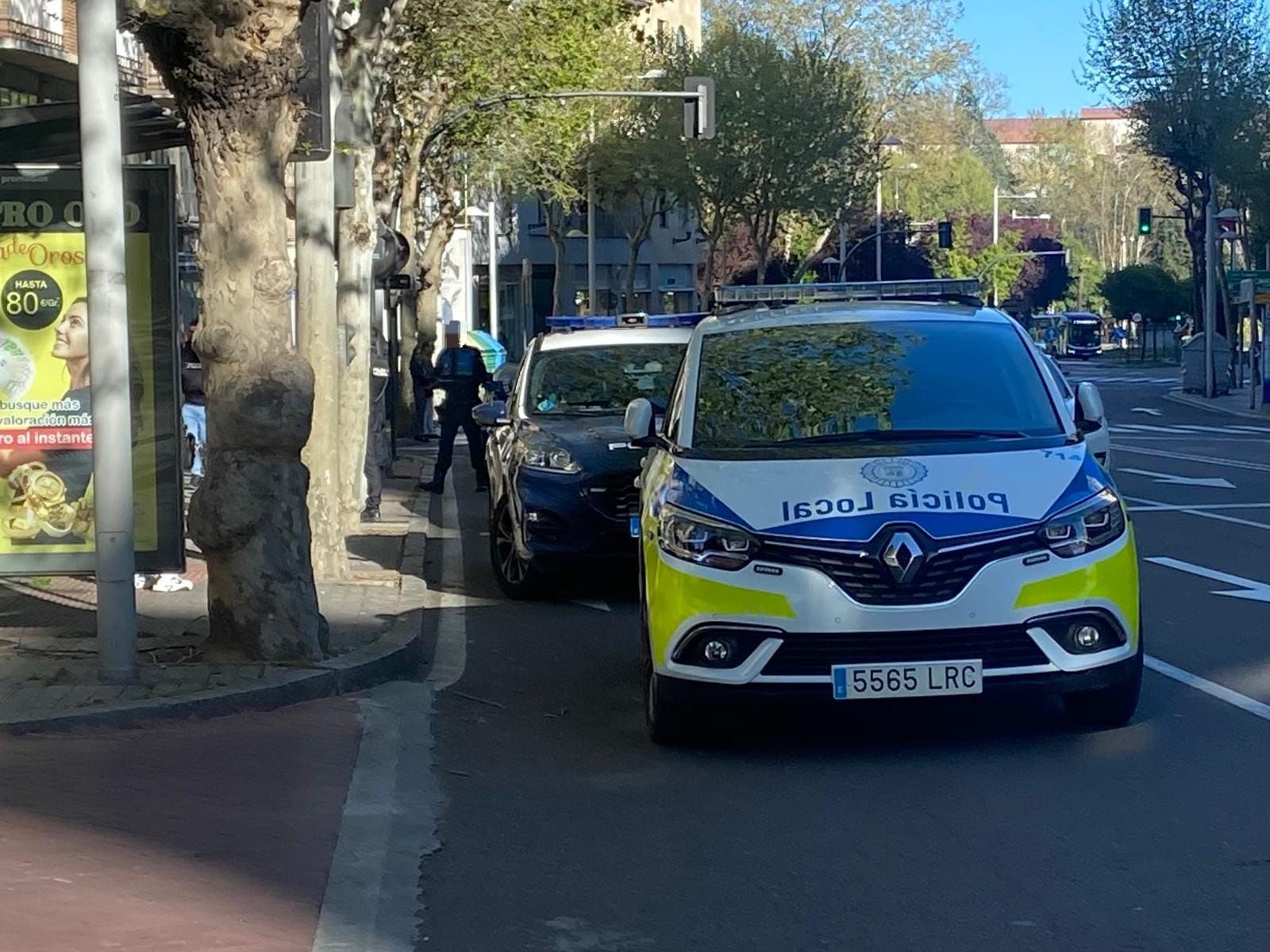 Coche de la Policía Local y Policía Nacional en la avenida de Mirat | FOTO SALAMANCA24HORAS.COM