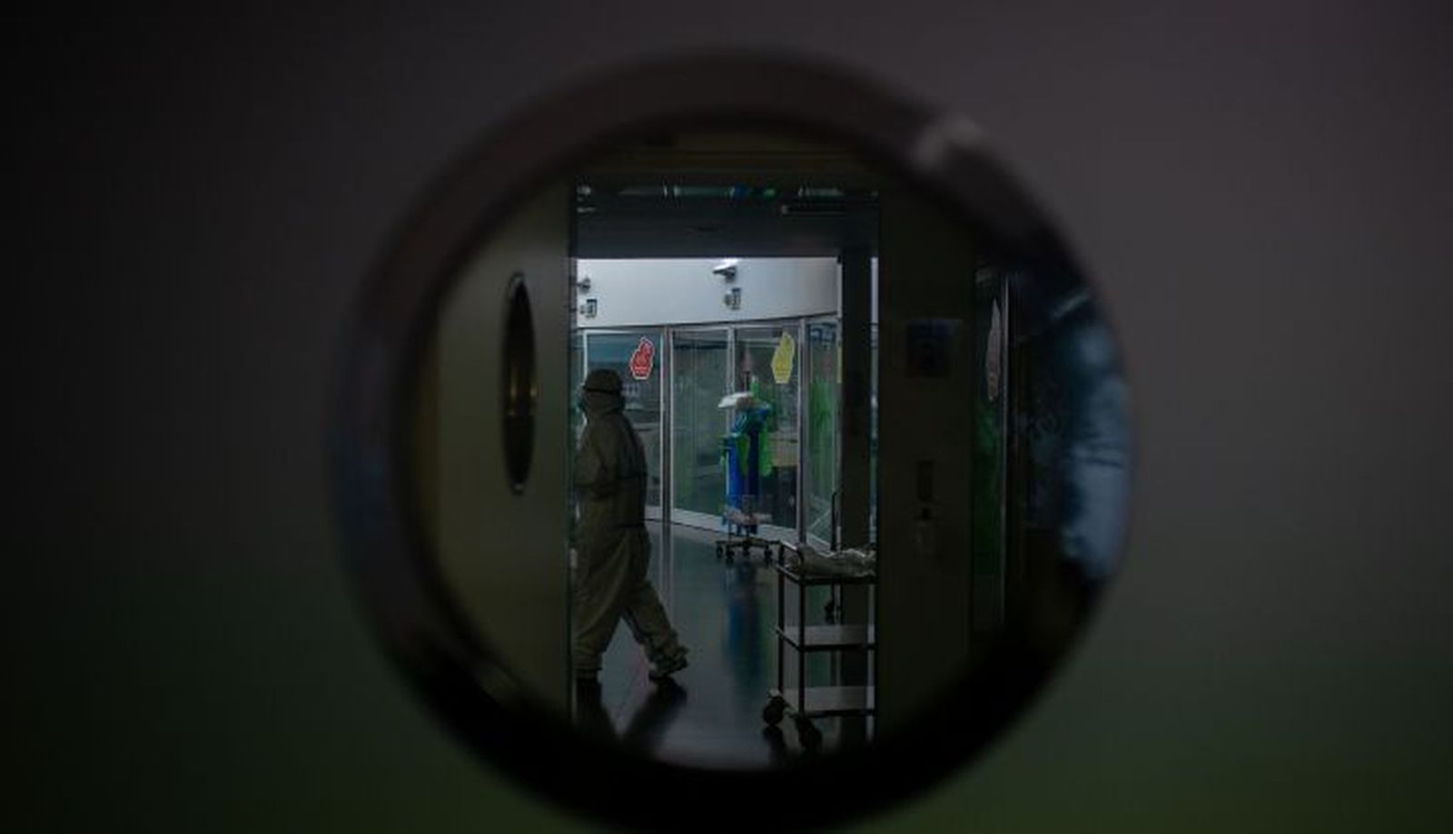 Un sanitario en el hospital de Zamora. Archivo