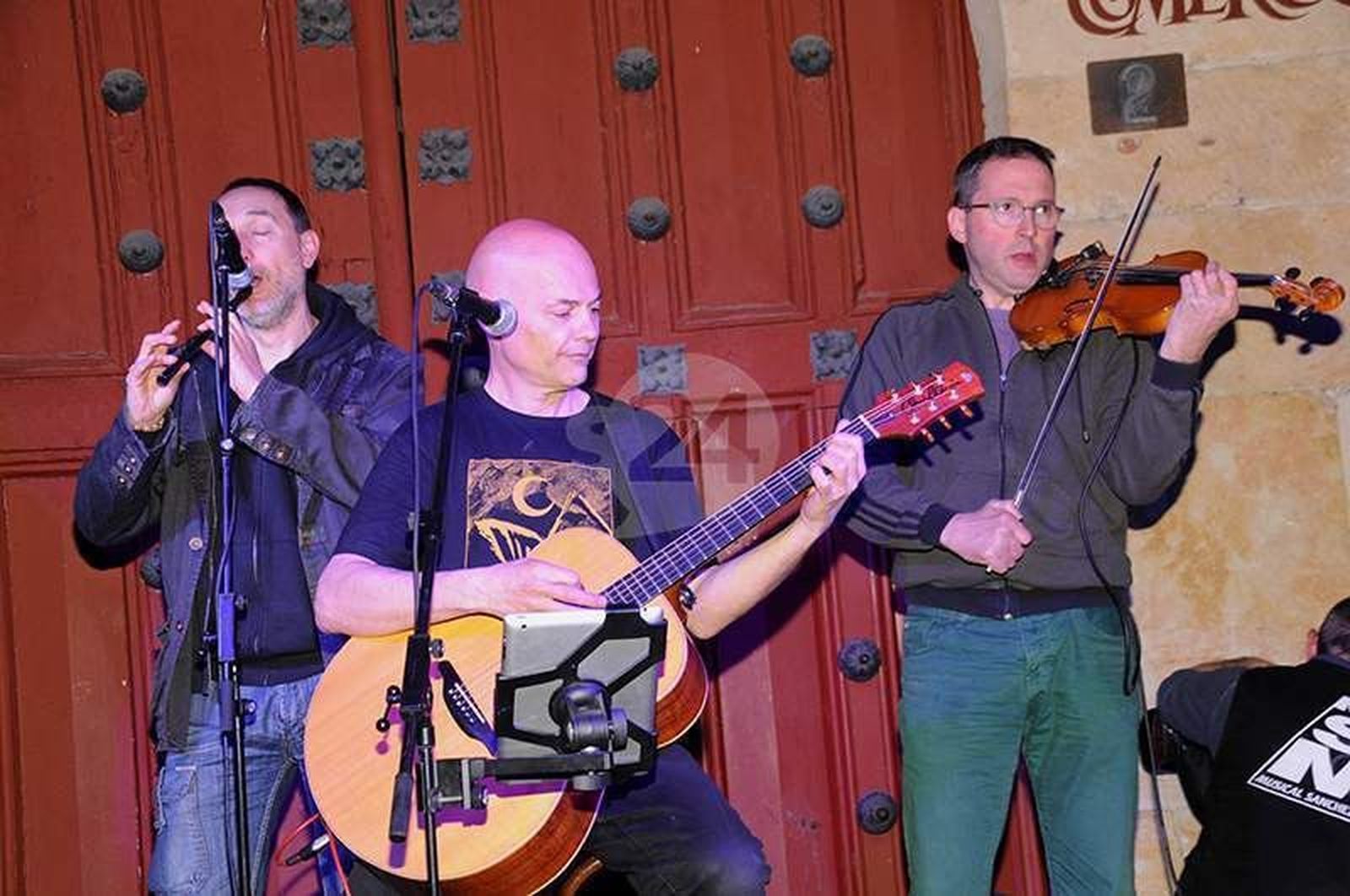 Celtas Cortos toma la Plaza de Sexmeros en la inauguración del Pub '20 de Abril