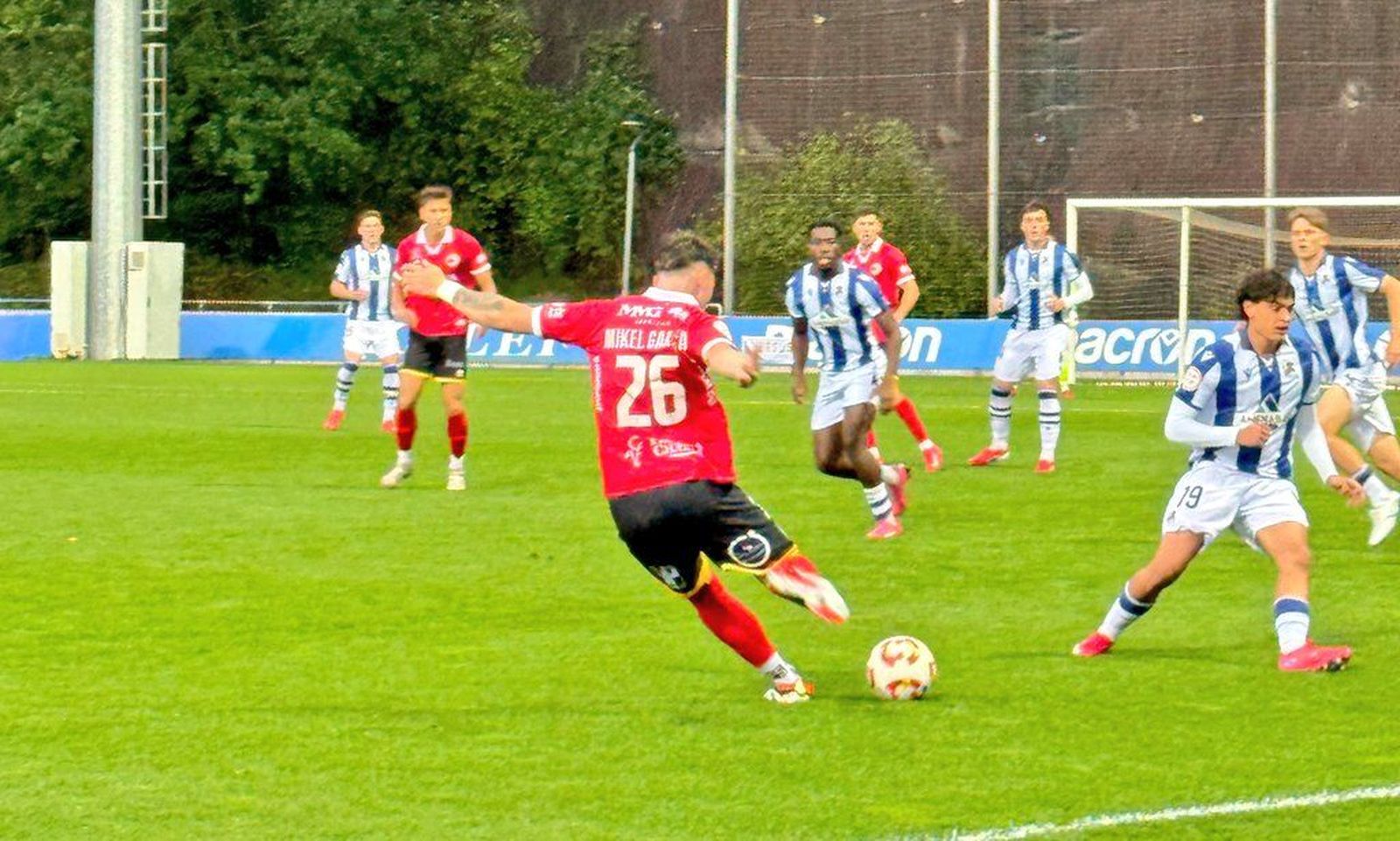 Mikel Serrano golpea en largo ante la Real B FOTO UNIONISTAS CF