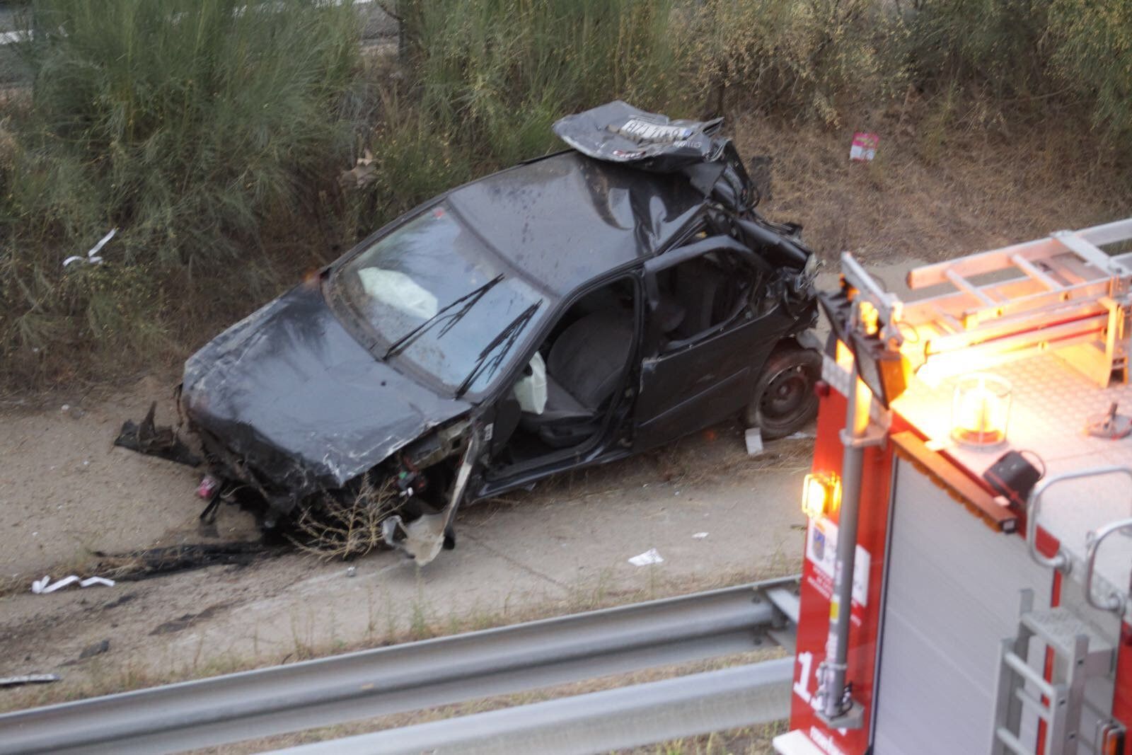 Un herido al quedar atrapado en su vehículo tras salirse de la vía en Mozárbez