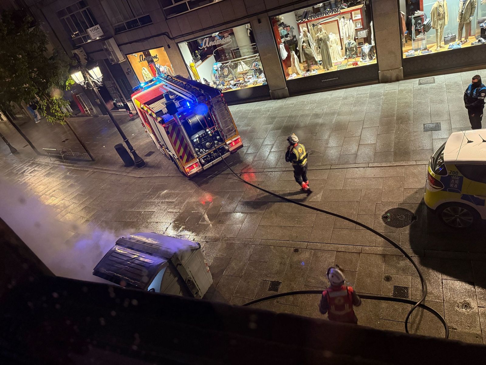 Un contenedor incendiado obliga a Bomberos a desplazarse al centro de Salamanca en la madrugada del sábado 19 de abril