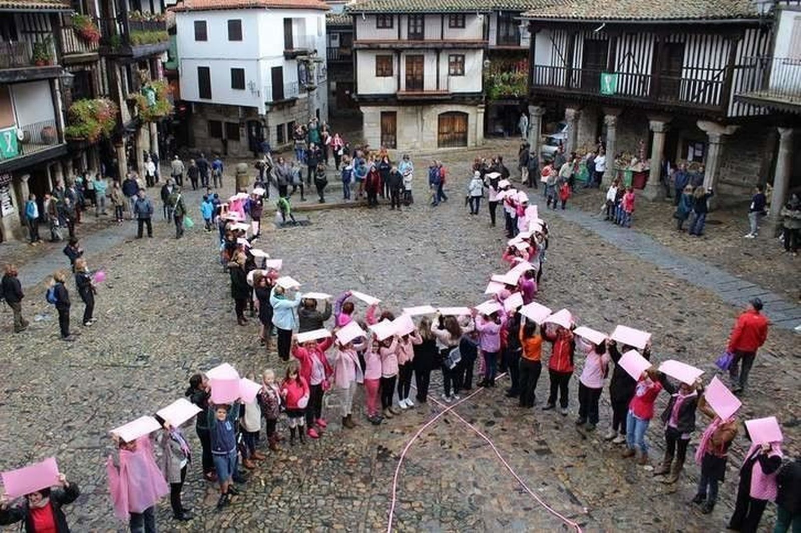 La plaza se tiñe de rosa contra el cáncer