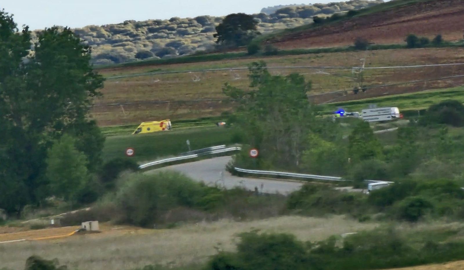 Ambulancia y Guardia Civil por el vuelco de un turismo en la carretera que une Machacón y Villagonzalo de Tormes