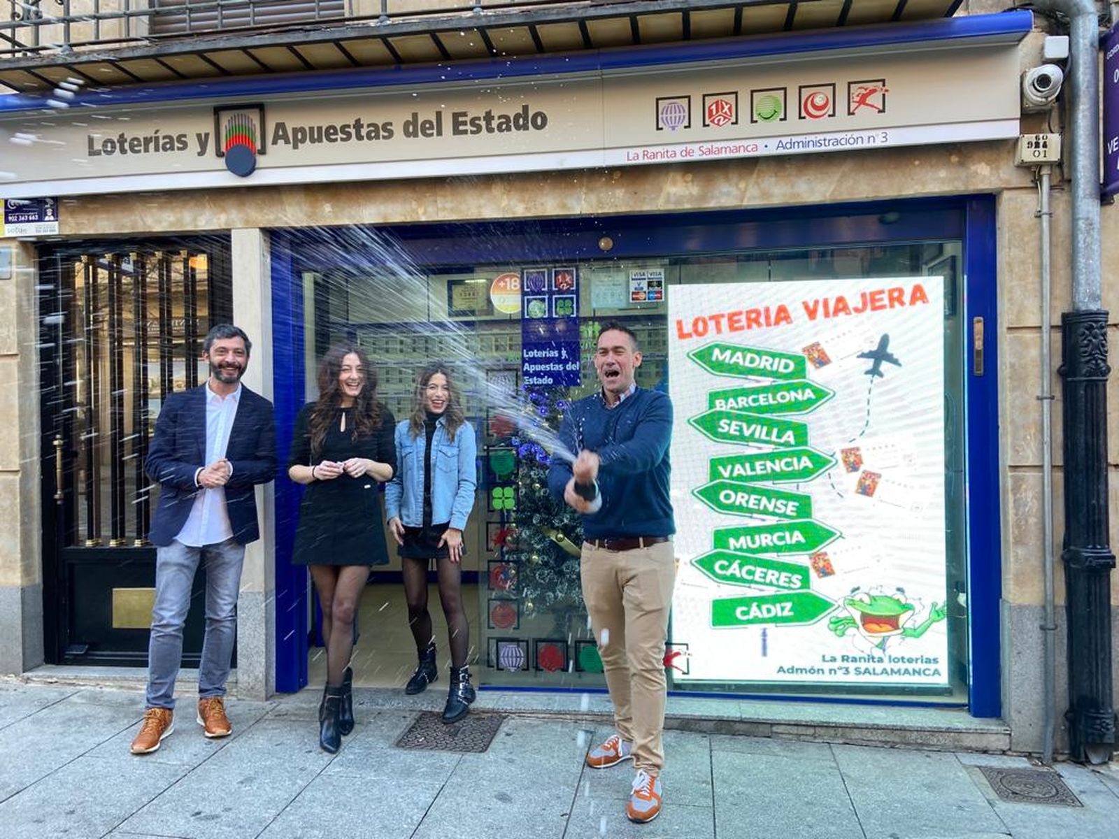 El penúltimo de los quintos premios, el 57.421, se vende en la Administración 'La Ranita'. Foto Anass A.