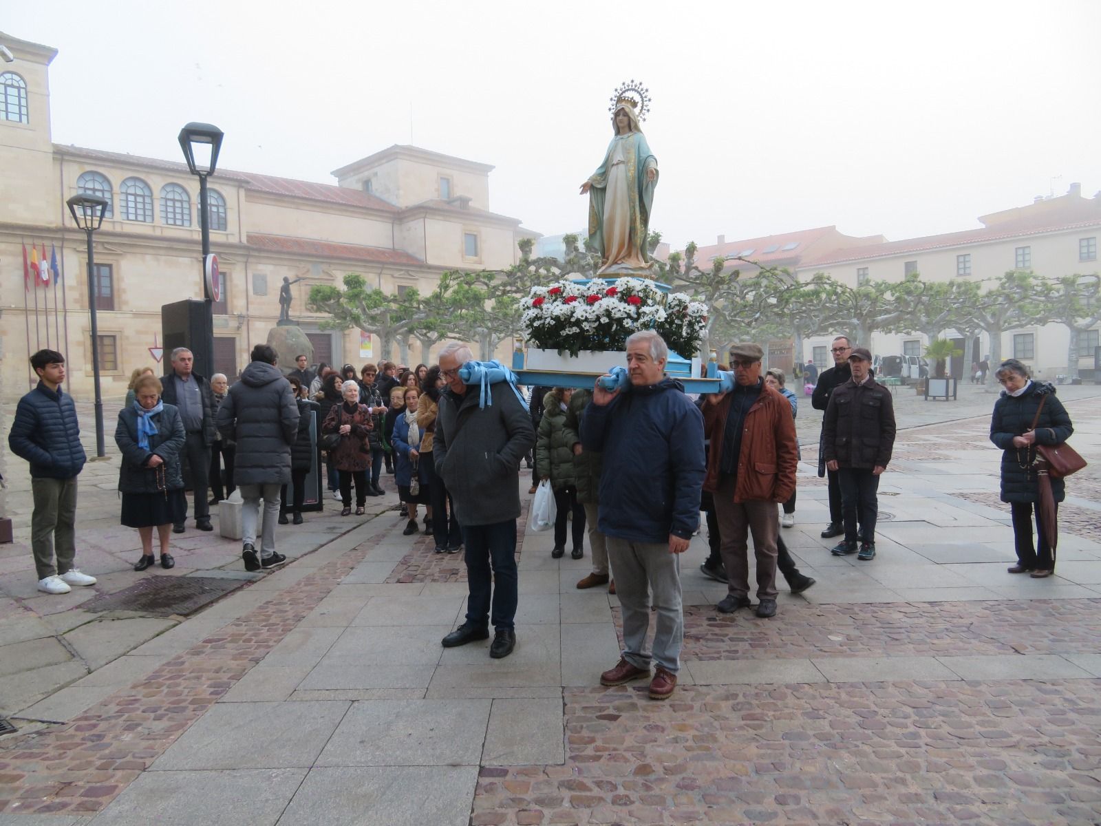El Rosario de la Aurora recorre el casco histórico de Zamora