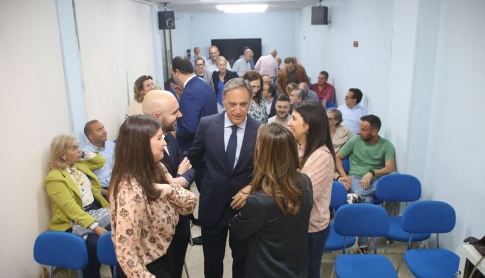 El presidente del PP de Salamanca, Carlos García Carbayo, atiende a los medios de comunicación antes de la celebración de un acto por la Sanidad