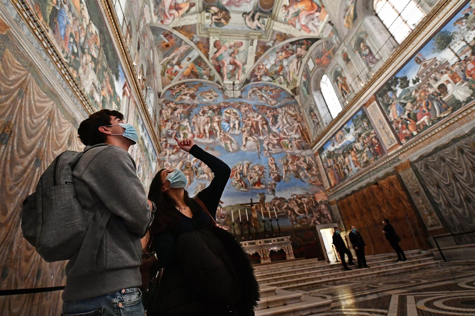 Archivo   Una pareja contempla los frescos del Día del Juicio Final de la Capilla Sixtina de El Vaticano.   MARIA LAURA ANTONELLI  AVALON  CONTACTOPHOTO