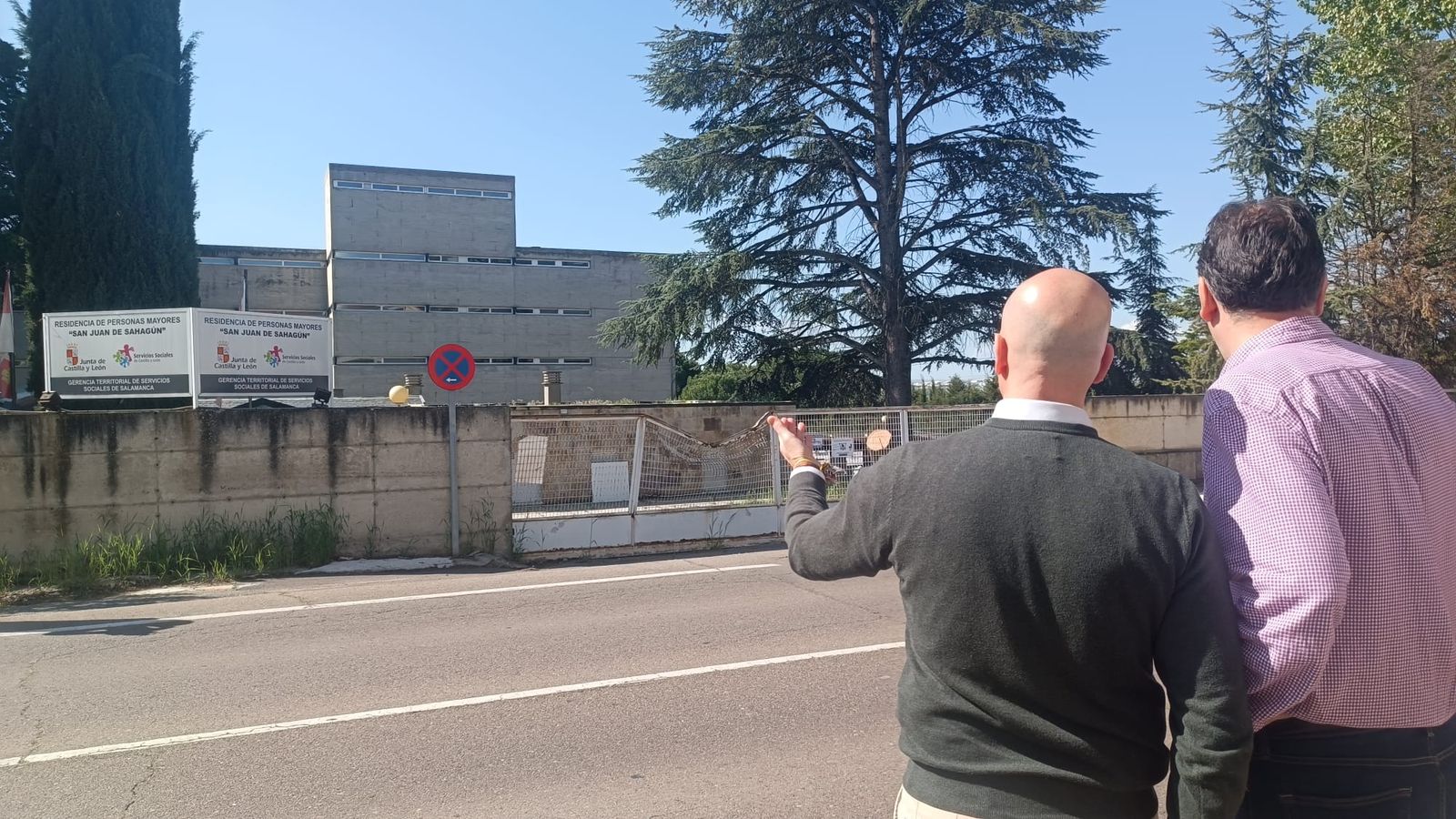 Samuel Vázquez, portavoz nacional de Vox en materia de Inmigración, Interior y Seguridad, en su visita a la antigua residencias de mayores de San Juan de Sahagún