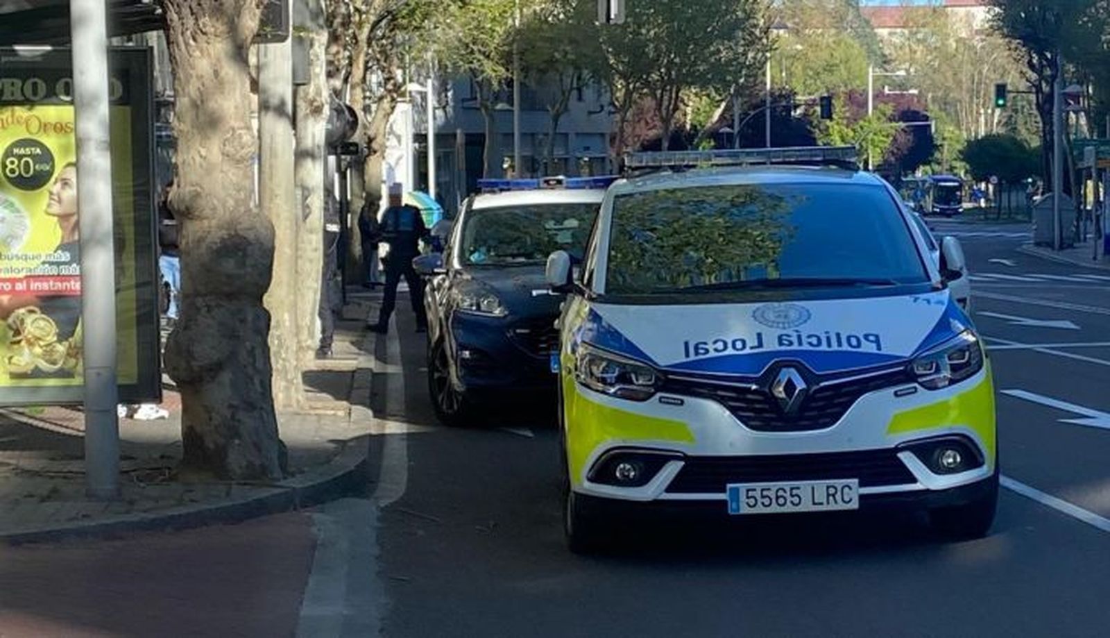 Coche de la Policía Local y Policía Nacional en la avenida de Mirat | FOTO SALAMANCA24HORAS.COM