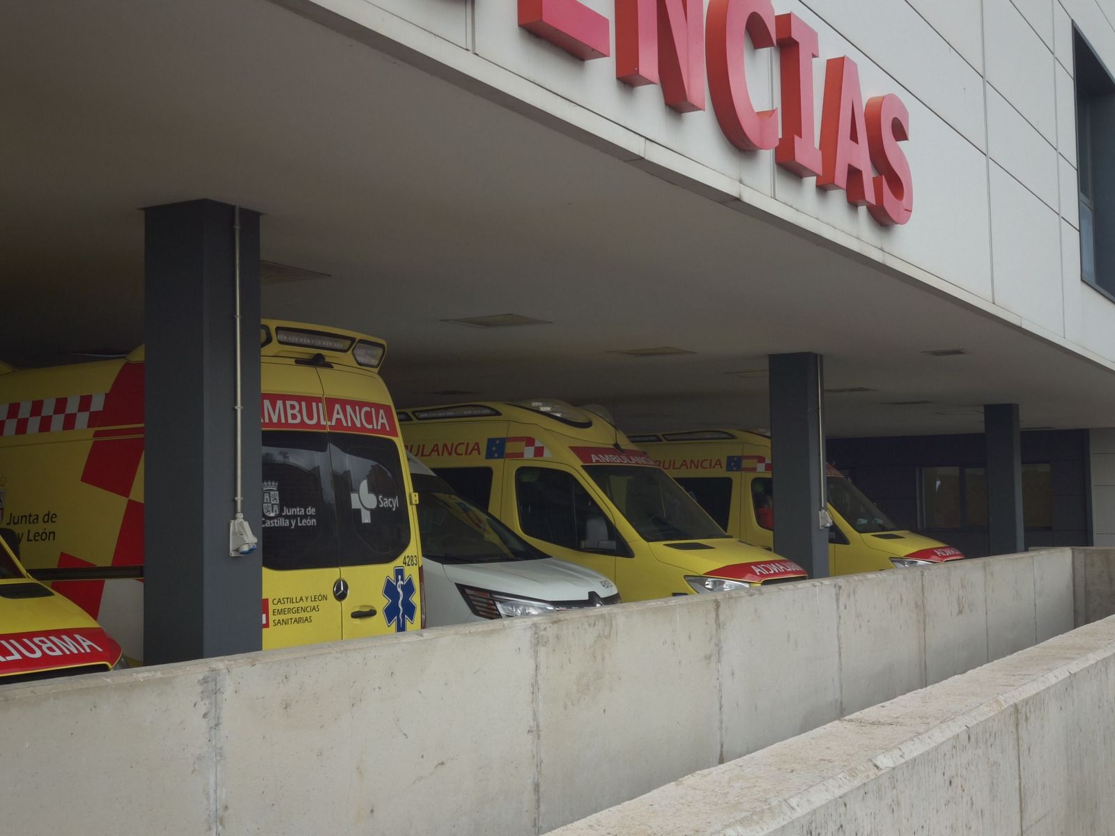 Ambulancias y ambulancia en el hospital de Salamanca. Archivo.