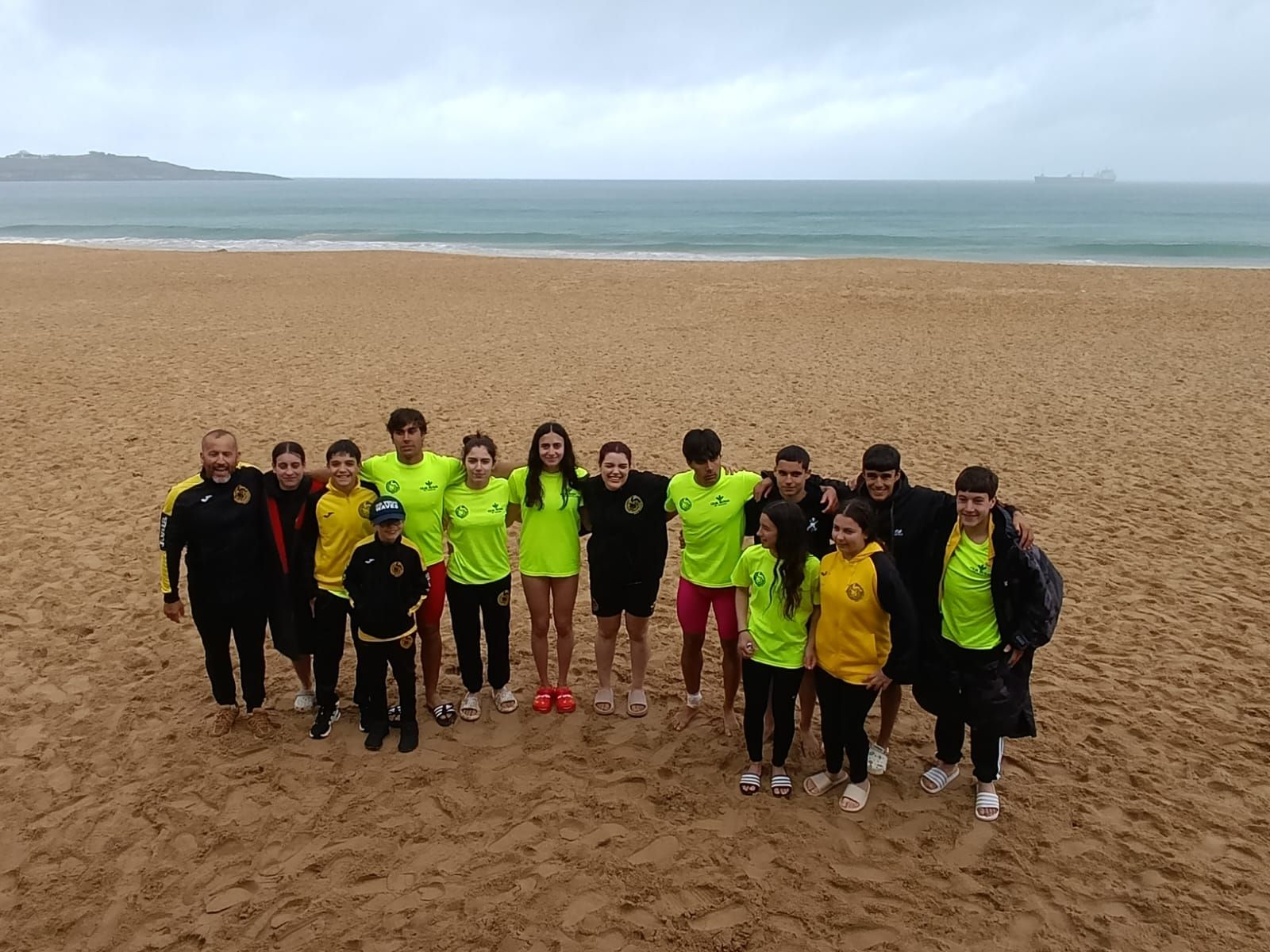 CD Dragones Caja rural en la playa del Sardinero. II Copa de España Internacional primavera playa. FOTO: CD Dragones Caja Rural.