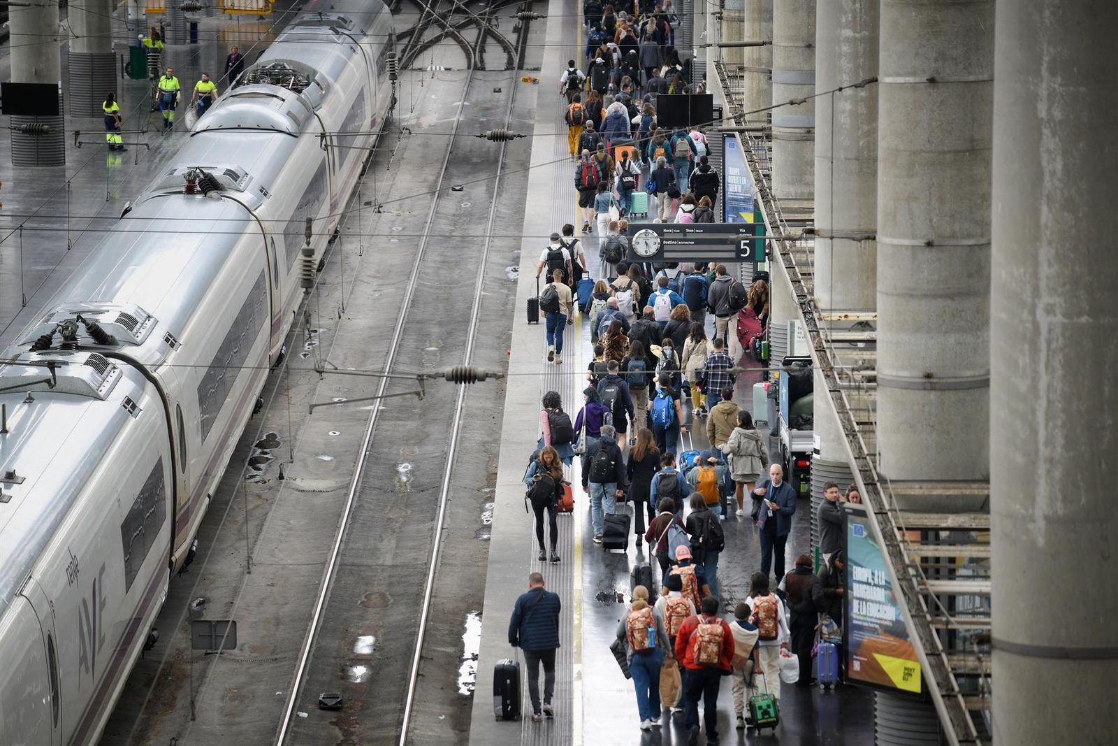 Decenas de personas en un andén de la estación Puerta de Atocha-Almudena Grandes, a 11 de abril de 2025, en Madrid (España). Un total de 12.365 trenes de alta velocidad, media y larga distancia de las tres empresas que operan en la red ferroviaria español - Fernando Sánchez - Europa Press