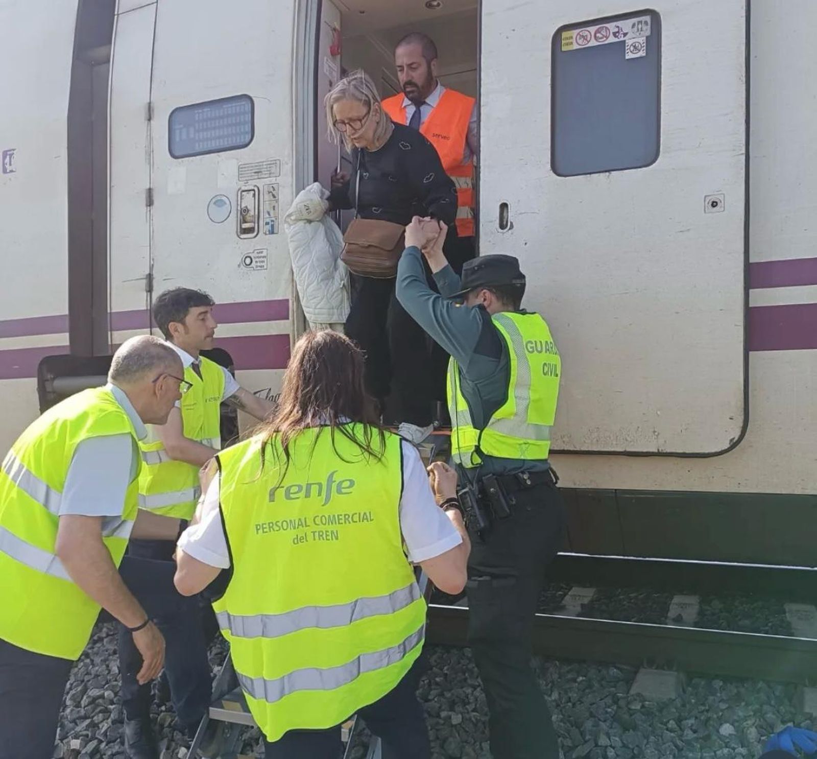 La Guardia Civil de Salamanca auxilia en Gomecello a los pasajeros de un tren durante el apagón. RRSS GC