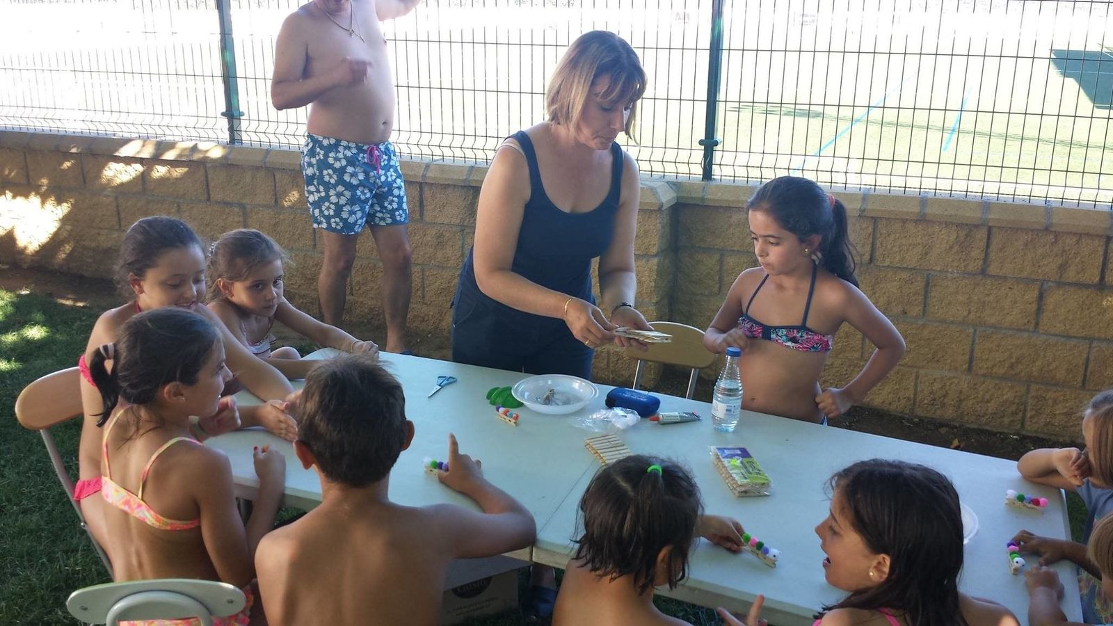 Gusanos multicolores se pasean por la piscina