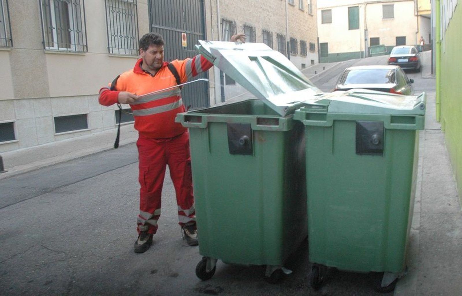 Guijuelo desinfecta los contenedores de basura 