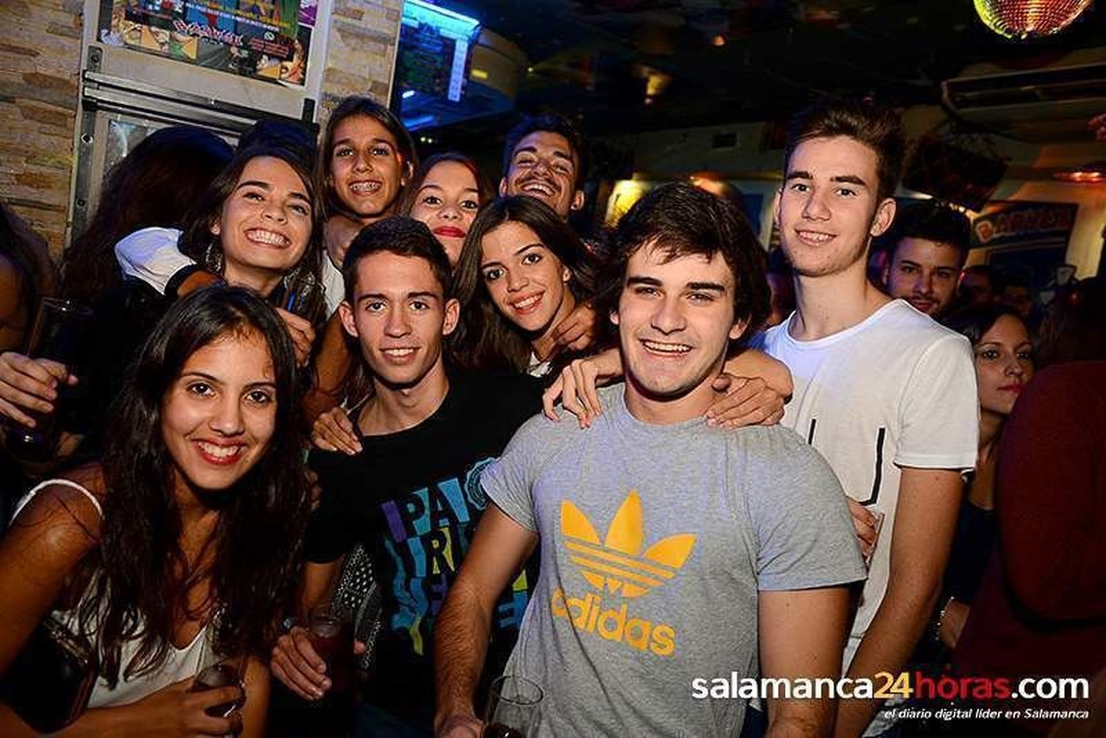 Salamanca de Noche: risas entre amigos