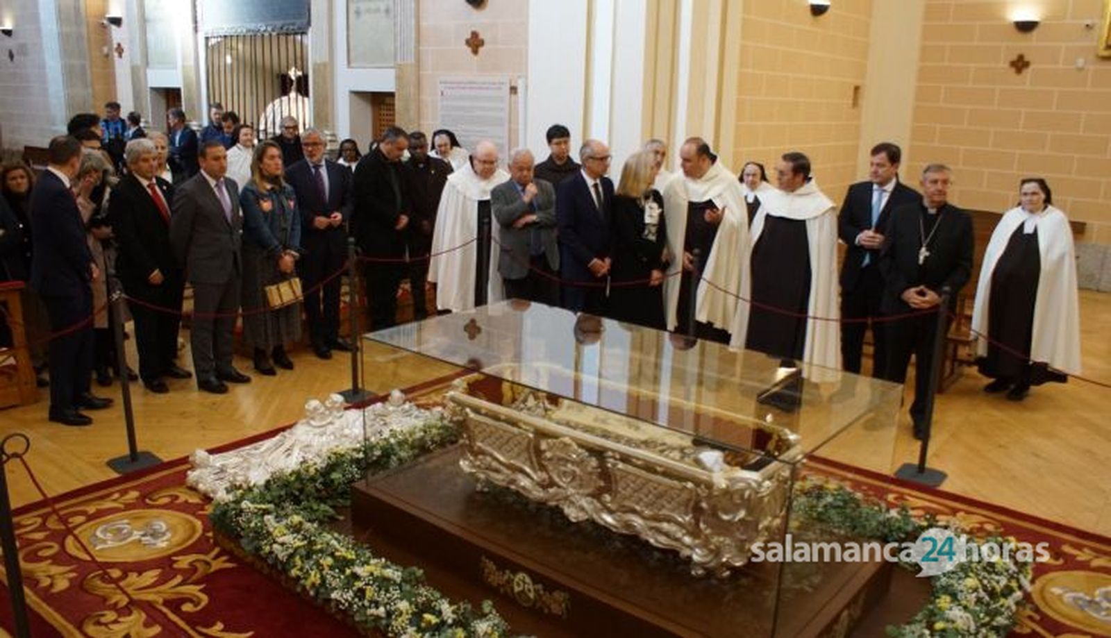 Apertura de la basílica de la Anunciación para venerar el cuerpo de Santa Teresa en Alba de Tormes. Fotos Juanes (28)
