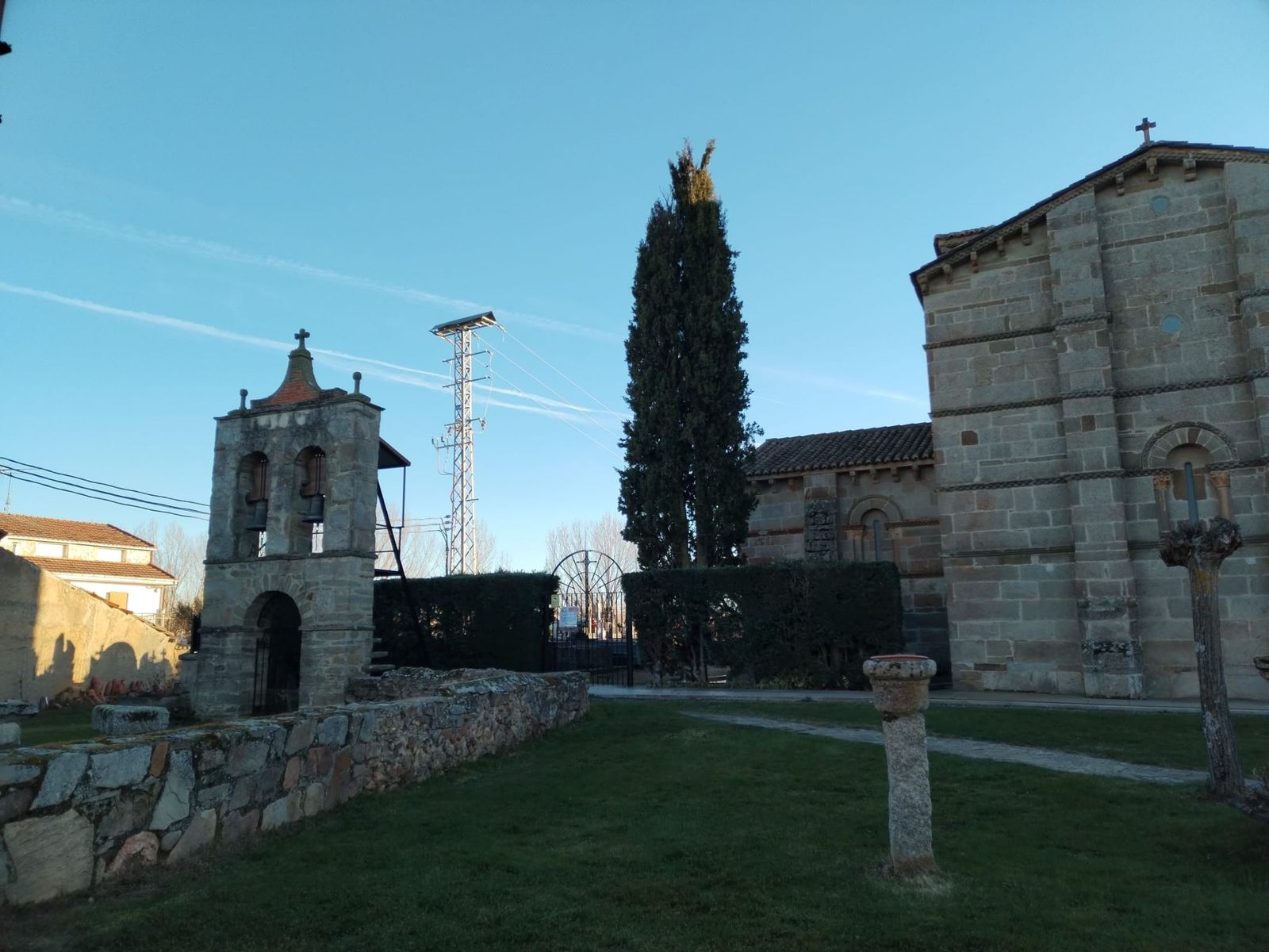 Cementerio eclesiástico de Santa Marta de Tera, junto a la iglesia. Archivo