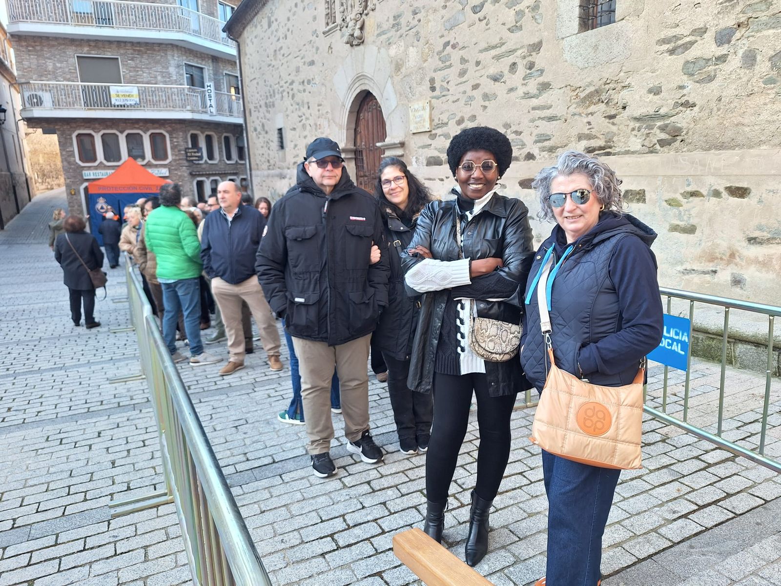 Largas colas para ver a Santa Teresa en la primera jornada de veneración en Alba de Tormes