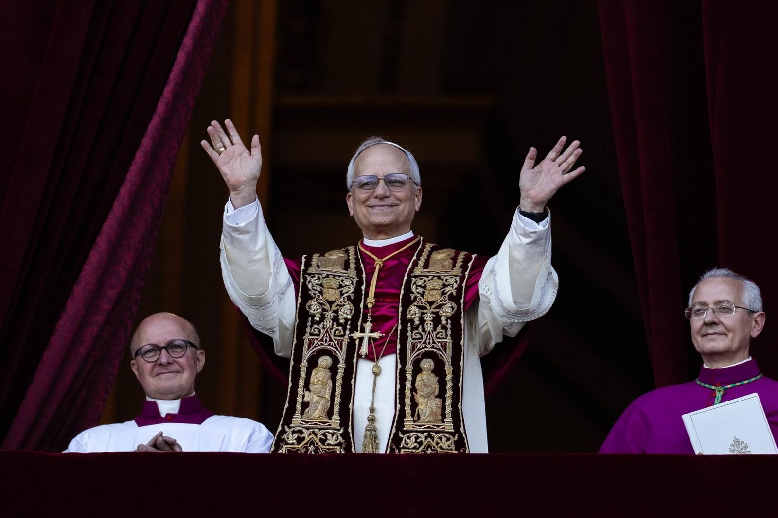 The newly elected Pope Leo XIV (C), the American Robert Prevost, appears on the balcony of St. Peter's Basilica in the Vatican after the Papal Conclave. Photo Oliver Weikendpa - Oliver Weikendpa