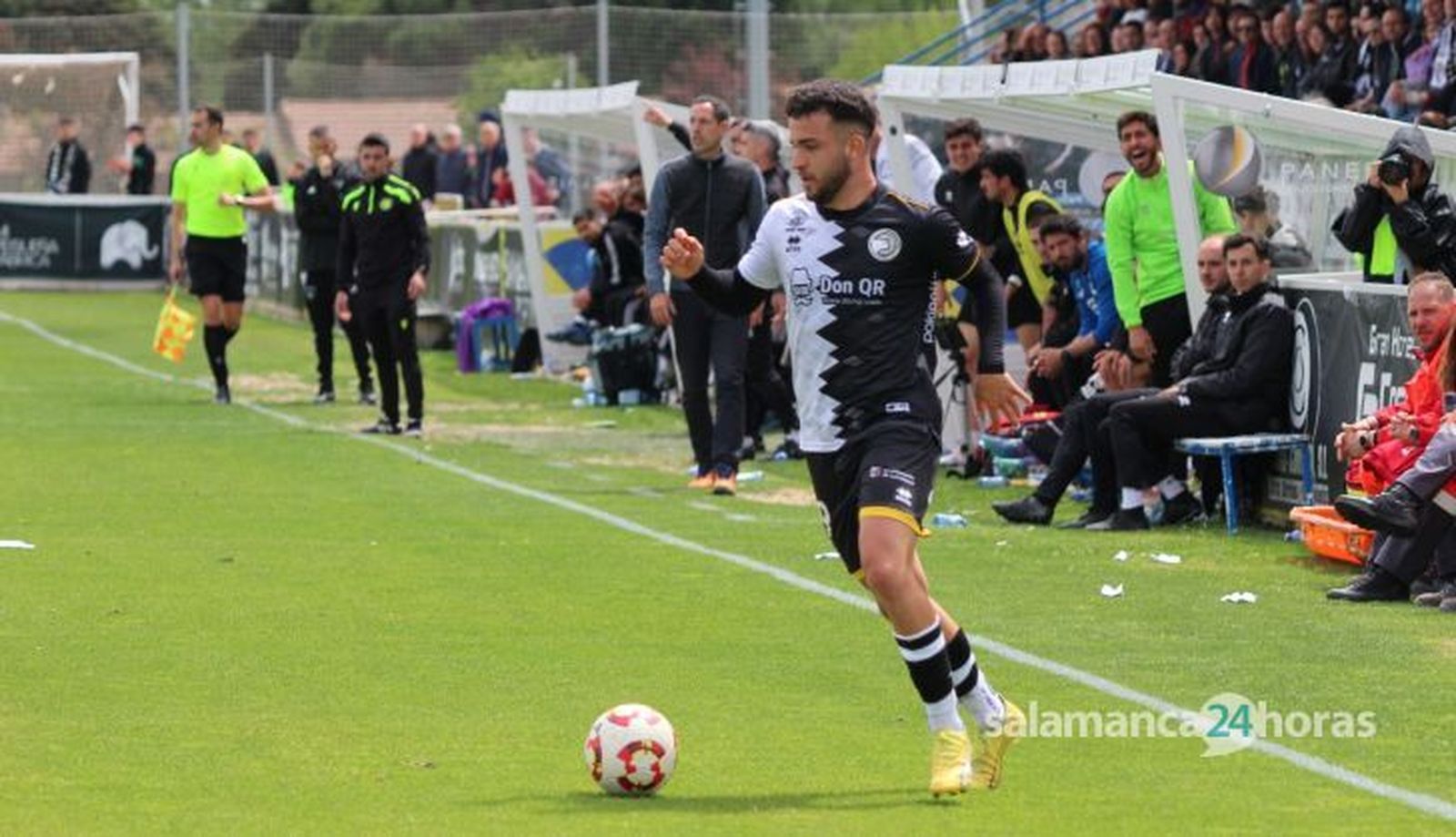 Jonny conduce el balón ante el Sestao River | FOTO BELÉN HURTADO