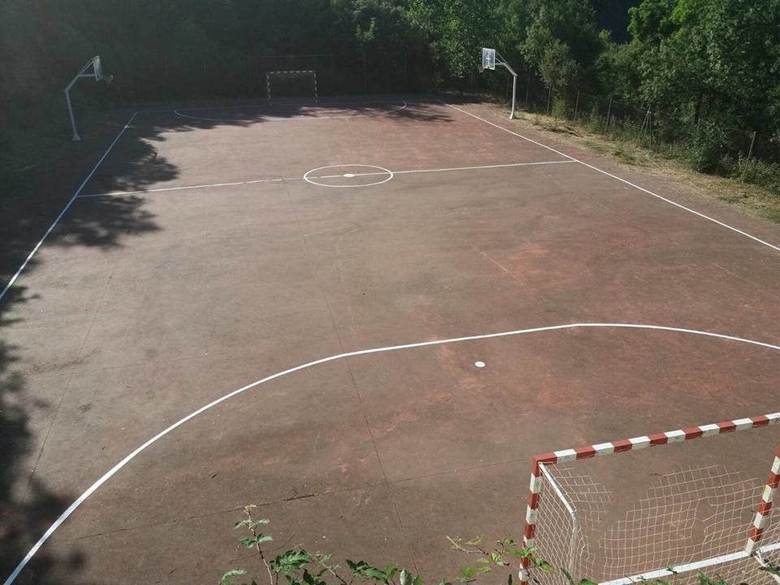 El Ayuntamiento colocará una fuente junto a la pista deportiva