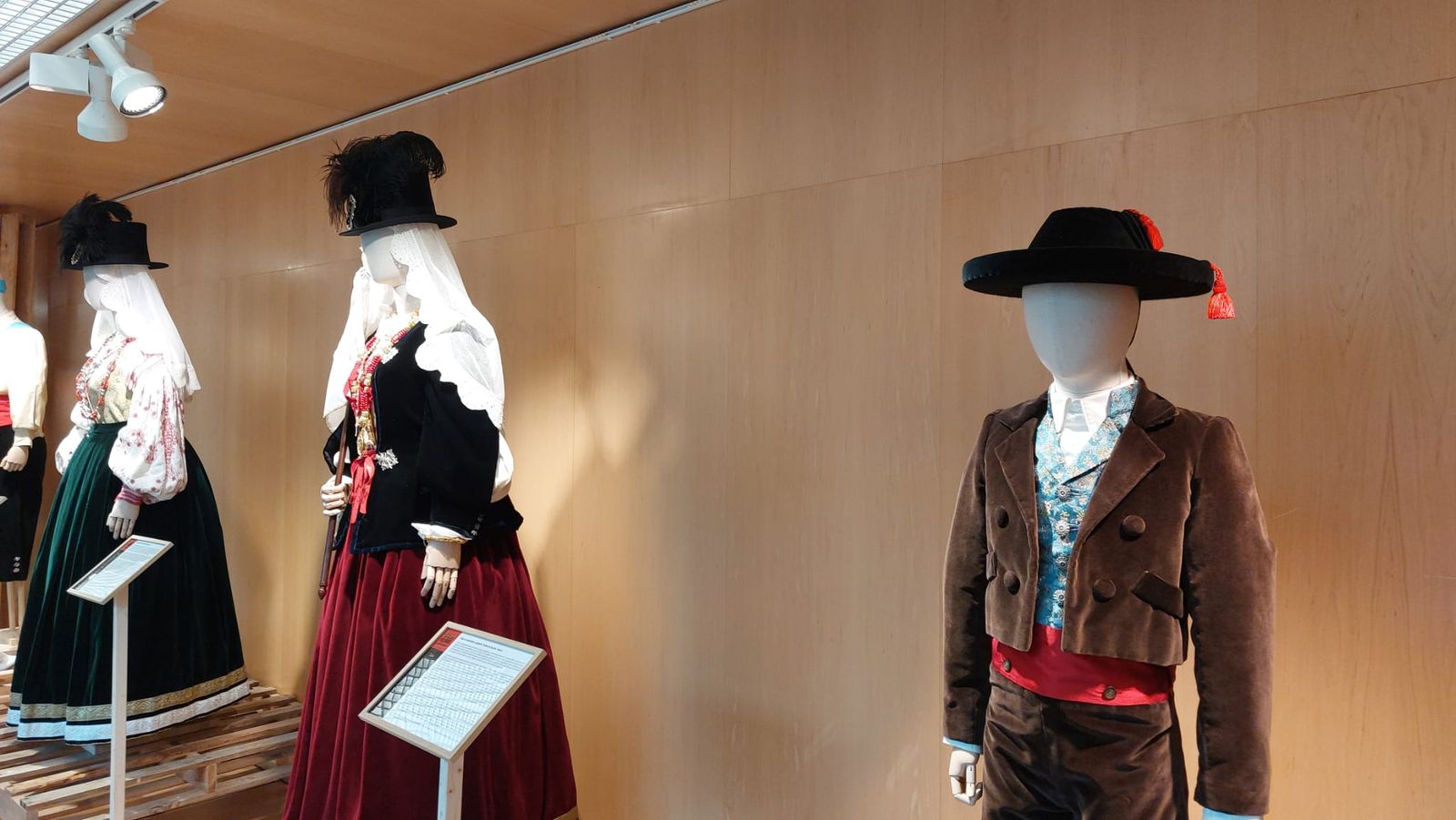 exposicion-v-festival-internacional-de-indumentaria-tradicional-6