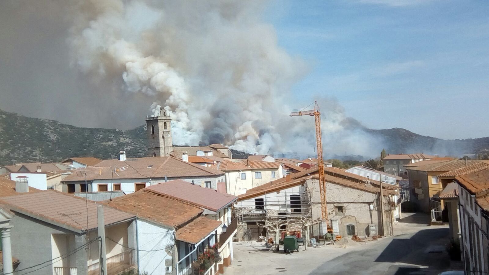 Un fuego en la frontera con Ávila vuelve a amenazar a la provincia