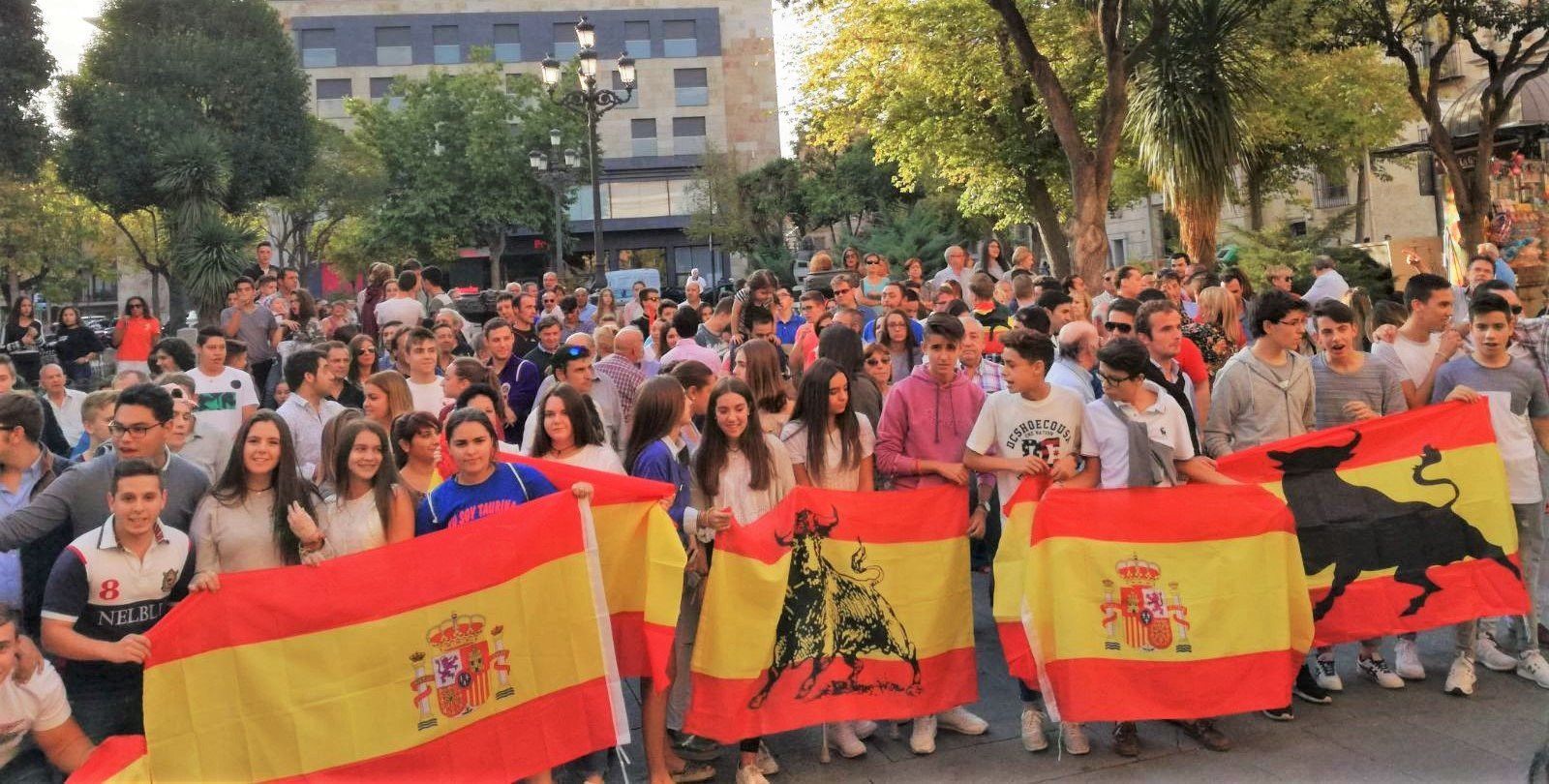Cientos de taurinos piden libertad en la plaza de los Bandos