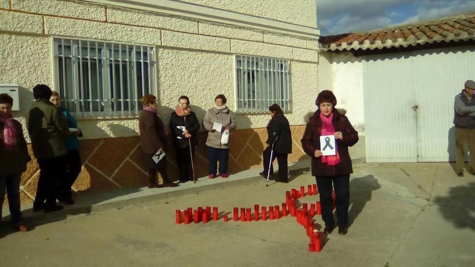 Velas y crespones negros en memoria de las personas asesinadas en Bélgica