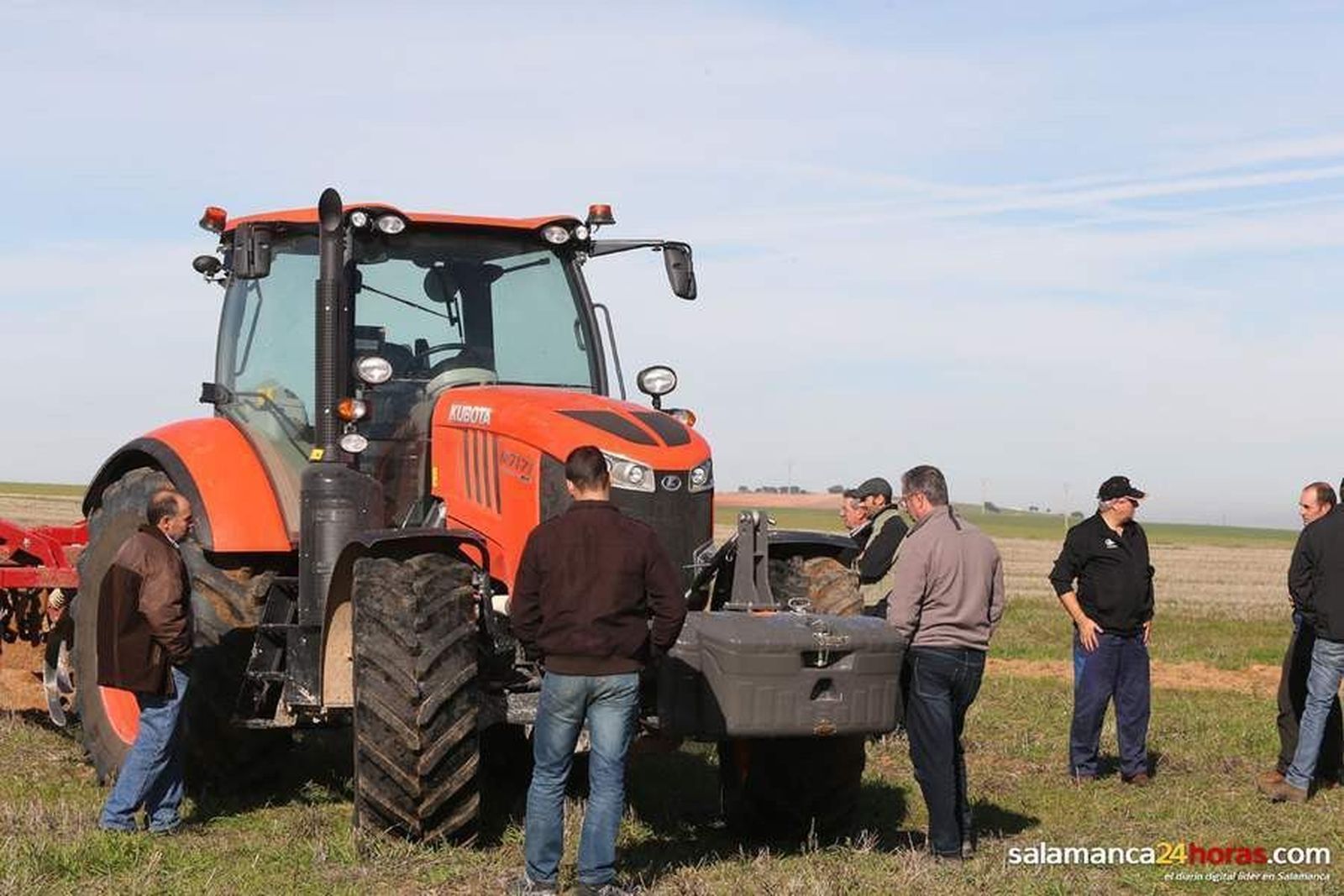 Los agricultores, impresionados con la potencia de los nuevos tractores Kubota