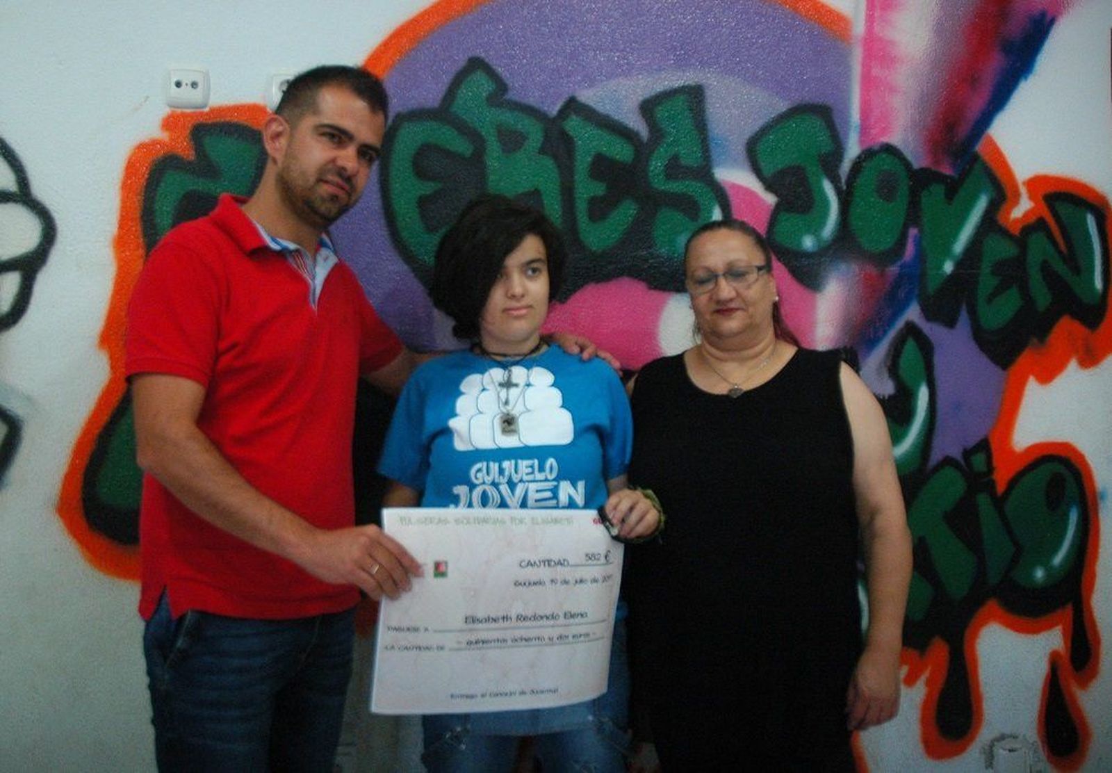 Entregado el cheque con la recaudación de las pulseras solidarias de Guijuelo Joven