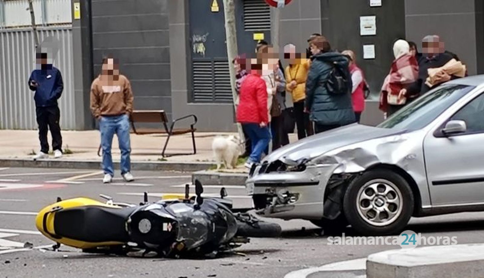 Aparatosa colisión entre una moto y un coche, con una mujer herida grave en la avenida de Alfonso IX