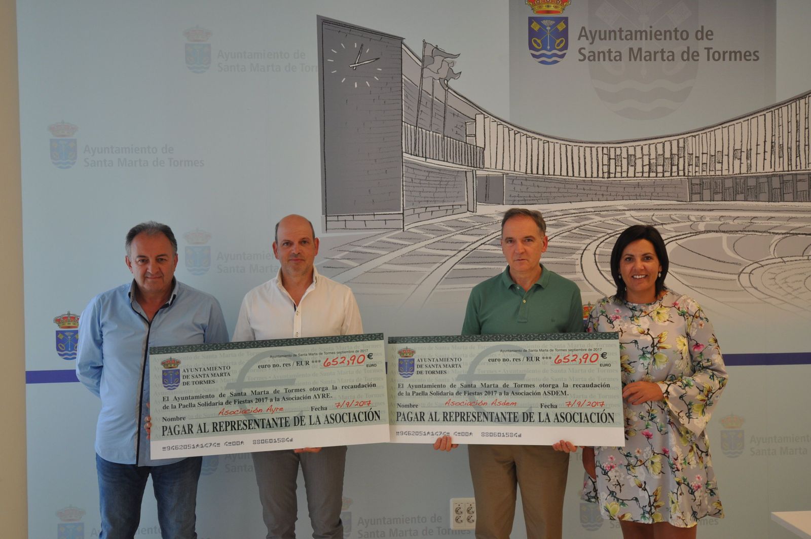 El Ayuntamiento de Santa Marta entrega los cheques de la paella solitaria