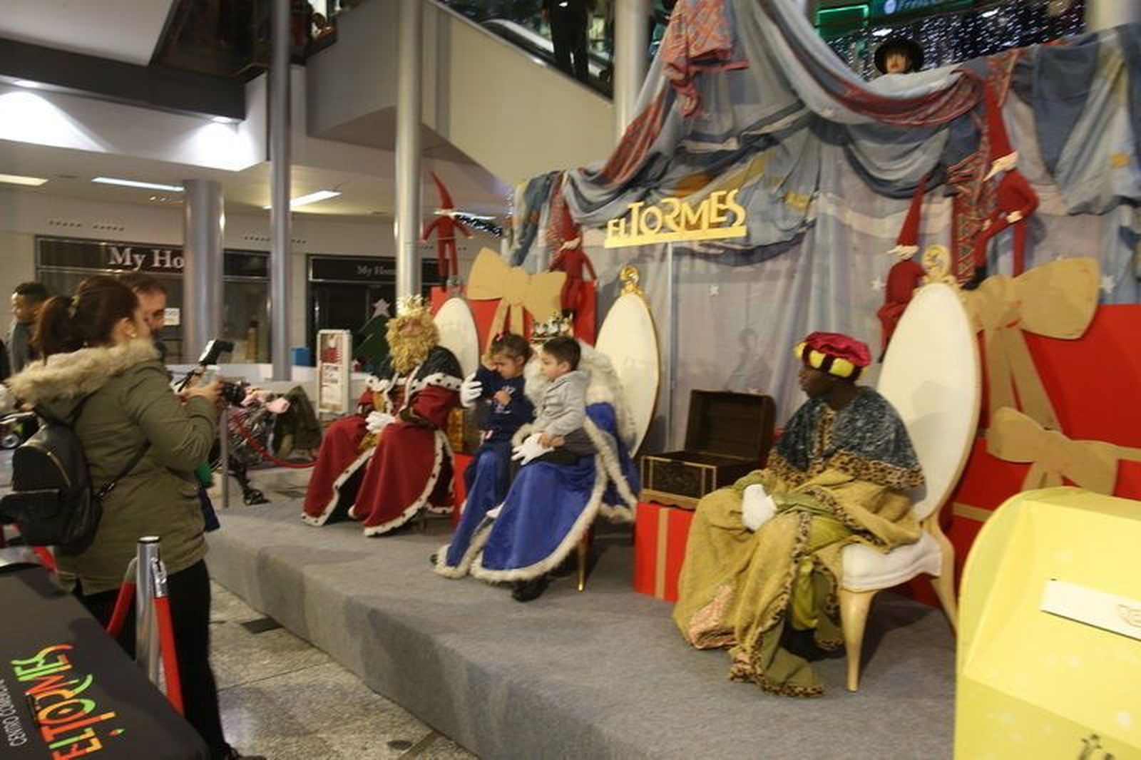 Los Reyes Magos visitan el centro comercial El Tormes...