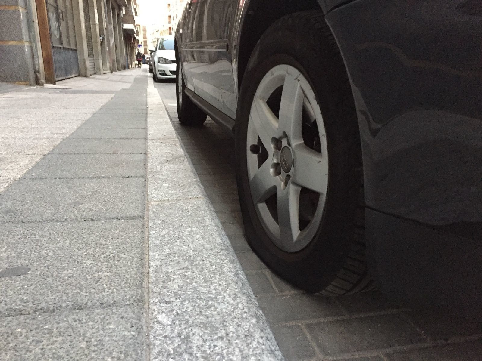 Siguen apareciendo coches con las ruedas pinchadas