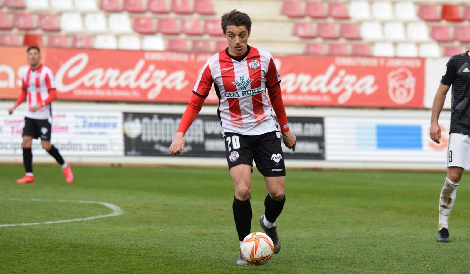 Julián Luque conduce el balón