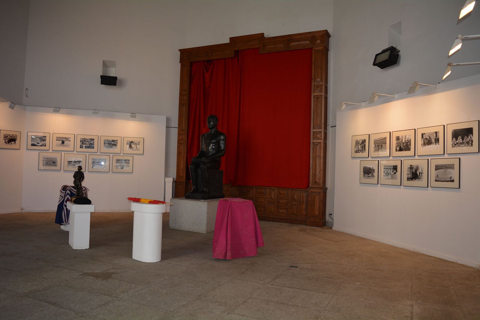 El Ábside de San Gil acoge las fotografías de la exposición taurina de Ángel Laso
