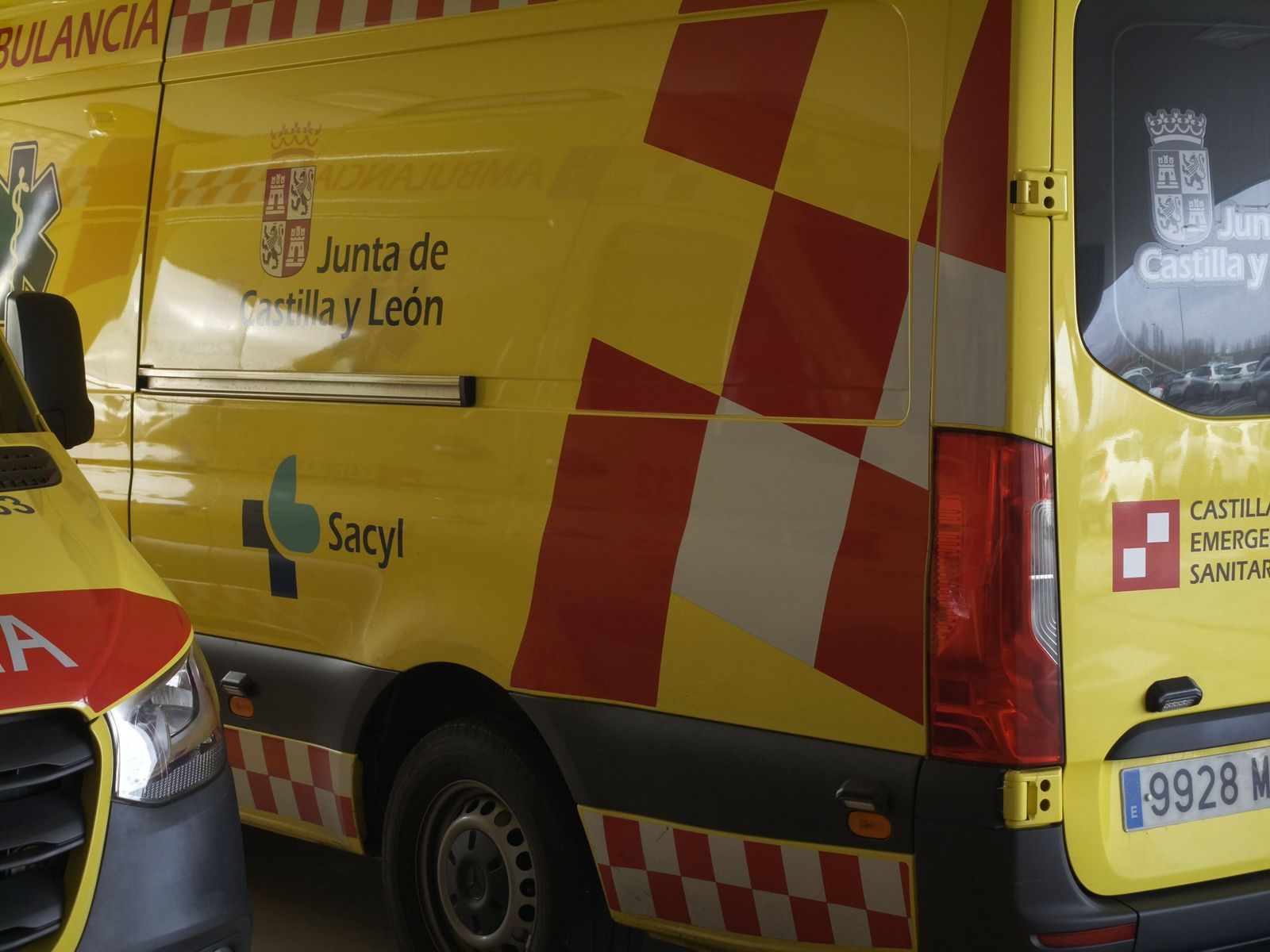 Ambulancias y ambulancia en el hospital de Salamanca. Archivo.