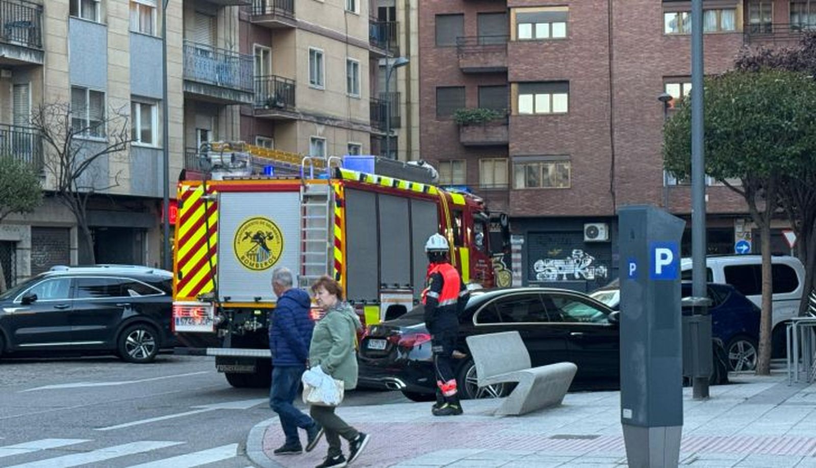 Un vehículo echando humo moviliza a los Bomberos en el centro de Salamanca
