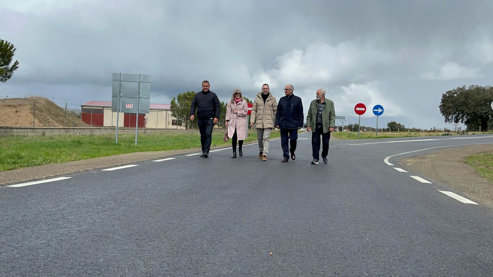 El presidente de la Diputación de Salamanca, Javier Iglesias, acompañado por el alcalde de Galisancho, Jaime Aveleira, y la diputada comarcal, Eva Picado, ha supervisado la finalización de las obras de mejora de la carretera DSA-132, vía que conecta con la DSA-130. Foto Diputación de Salamanca