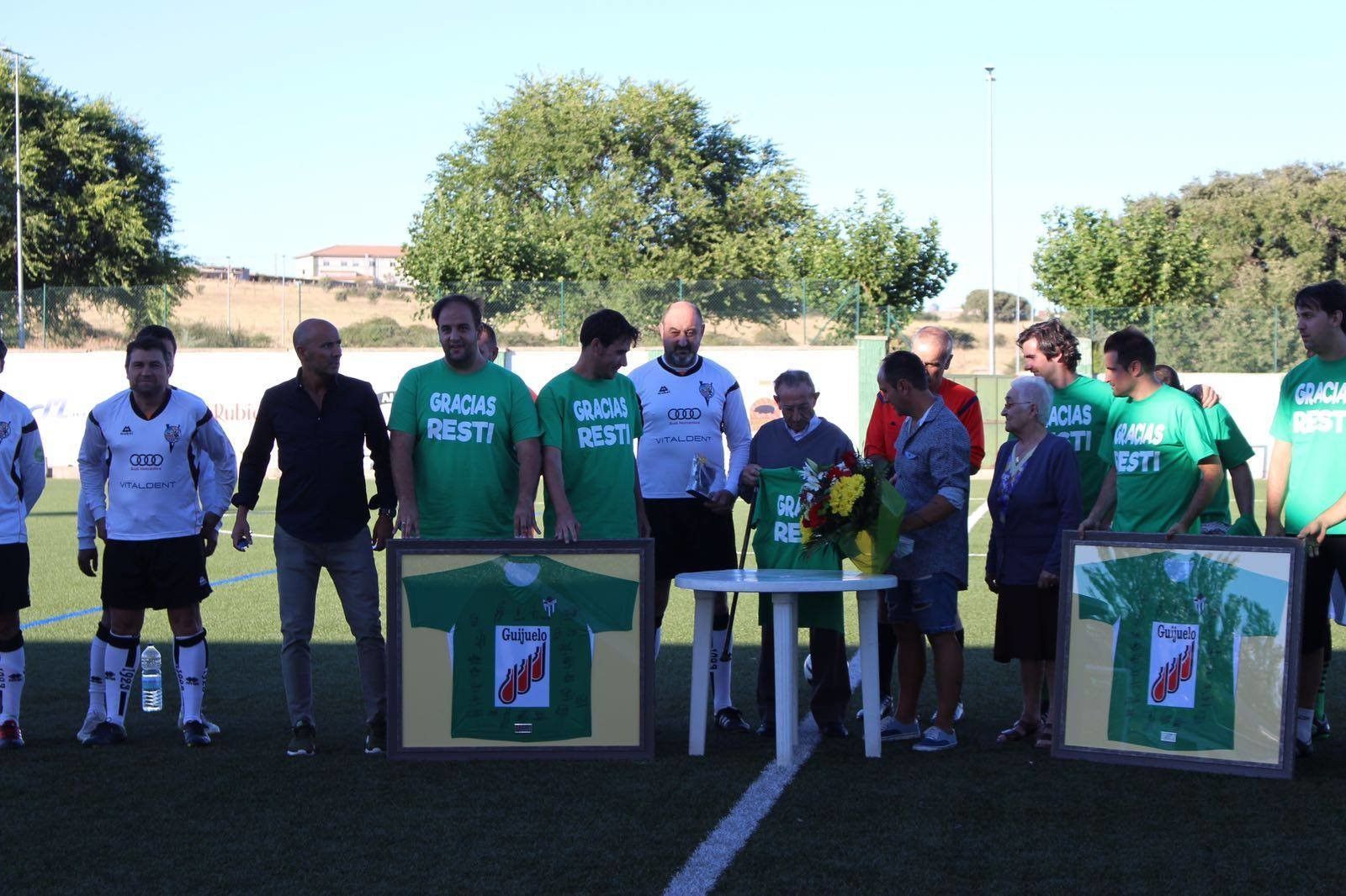 Sentido homenaje a ‘Resti’ en el municipal de Guijuelo