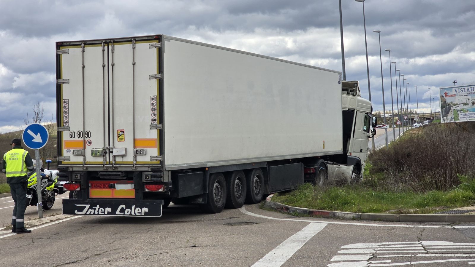 Salida de vía de un camión en la carretera de Aldeatejada. Foto de archivo