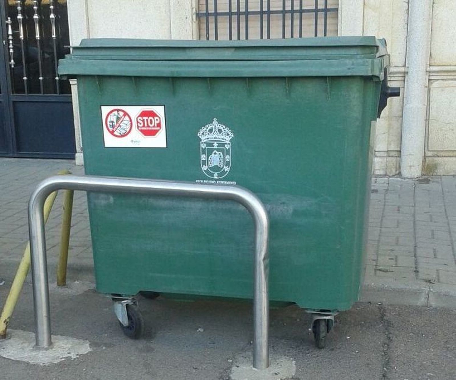 Nuevas pegatinas en los contenedores de basura instan a los vecinos a reciclar