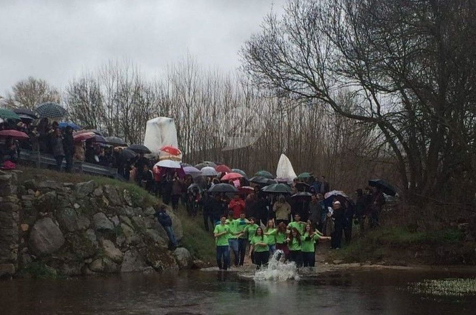 La lluvia no impide procesionar al Cristo del Monte y cumplir la tradición