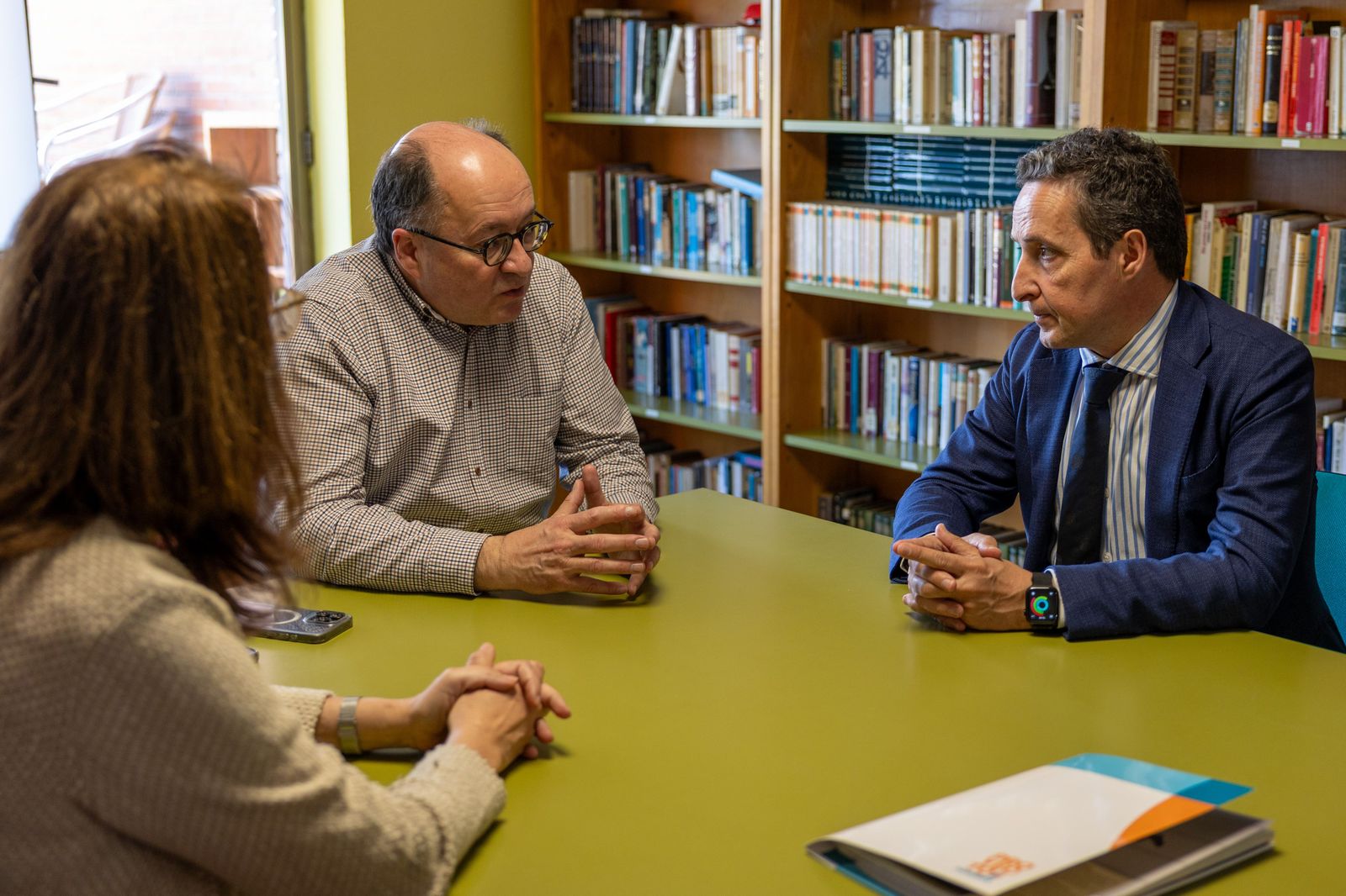 El rector de la Universidad de Salamanca visita a la comunidad terapéutica de Proyecto Hombre Salamanca
